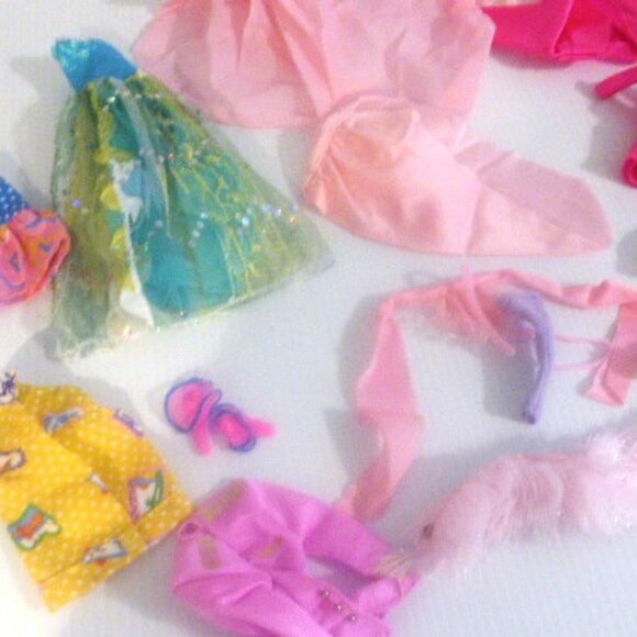 TYS1 - Lot of 6 BARBIES Barbie CLOTHS Barbie Collection Bratz Barbie Accessories - Picture 7 of 11